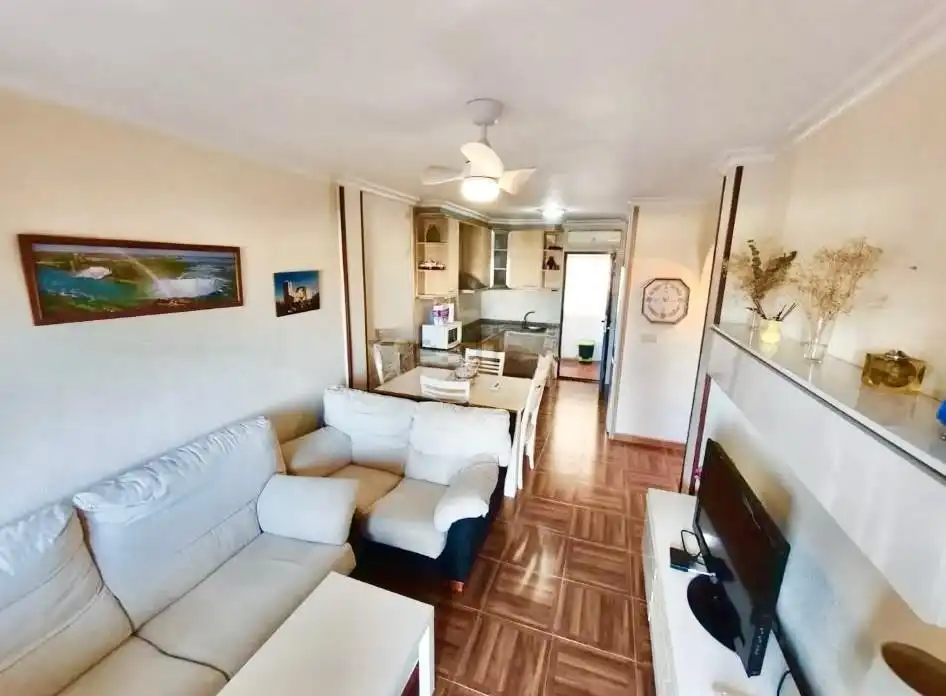 Sala d'estar de Casa adosada de lloguer en Torrevieja amb Aire condicionat, Terrassa i Piscina