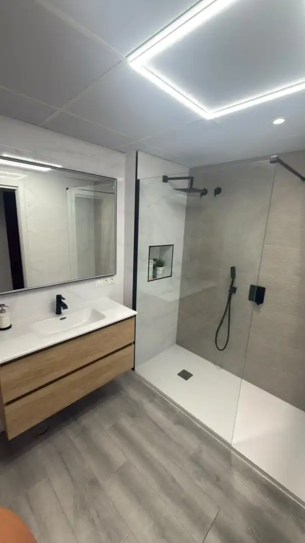 Badezimmer von Wohnung zur Miete in Centro