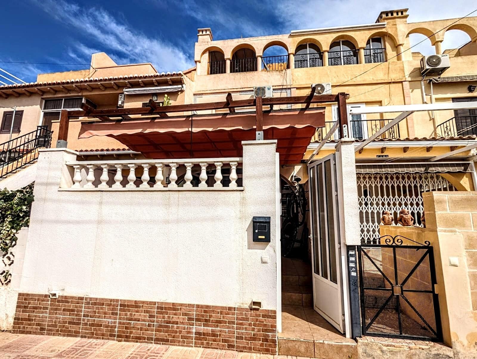 Vista exterior de Casa o xalet en venda en Torrevieja amb Aire condicionat, Jardí privat i Terrassa