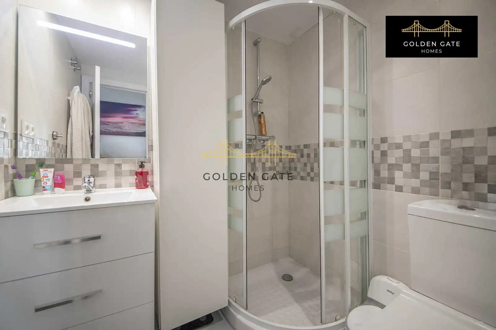 Bathroom of Flat for sale in El Masnou  with Air Conditioner, Heating and Parquet flooring