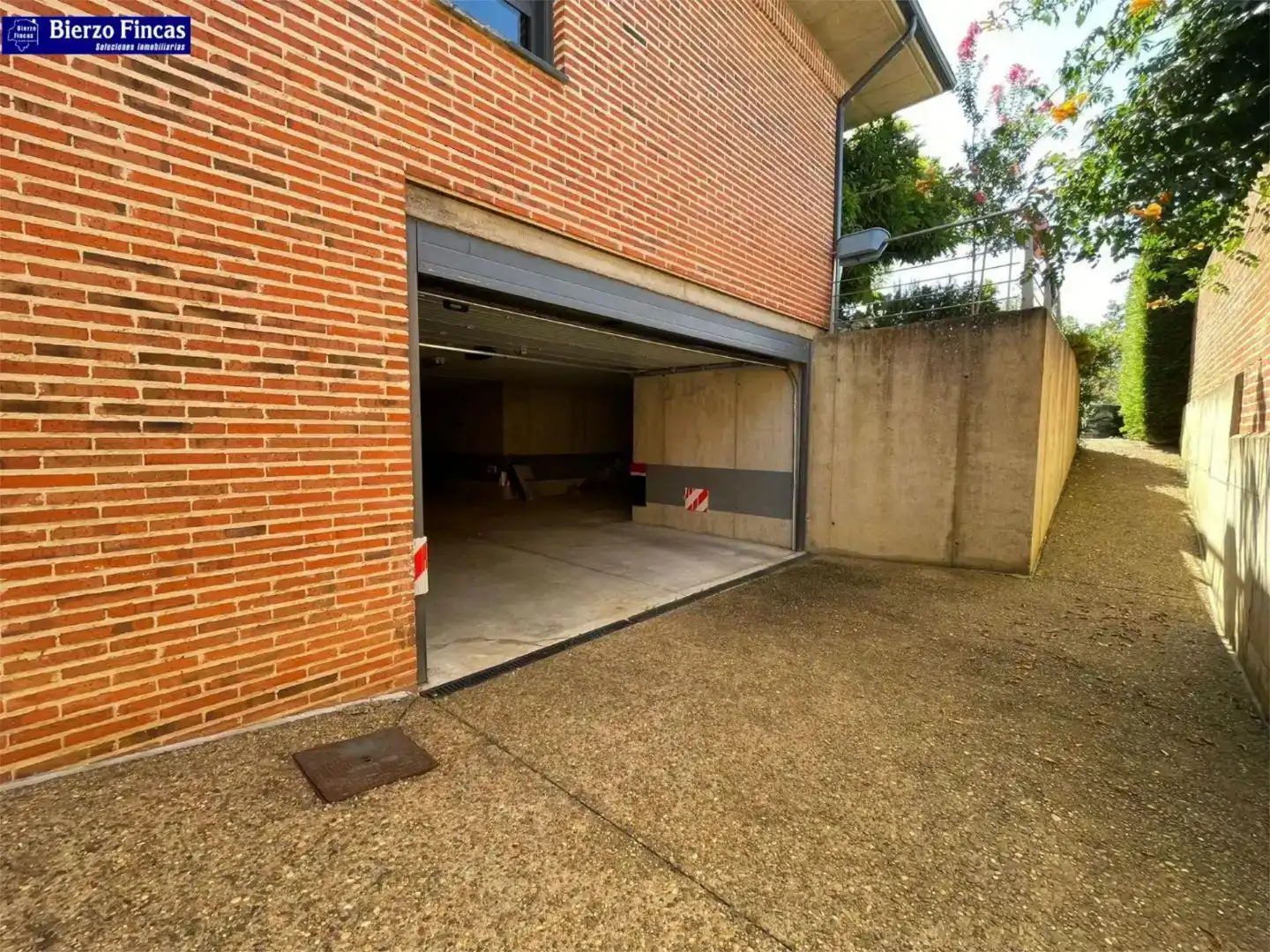 Aparcament de Pis en venda en Valverde de la Virgen amb Jardí privat, Parquet i Traster