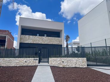 Adosado con piscina en venta en El Pinar de Campoverde