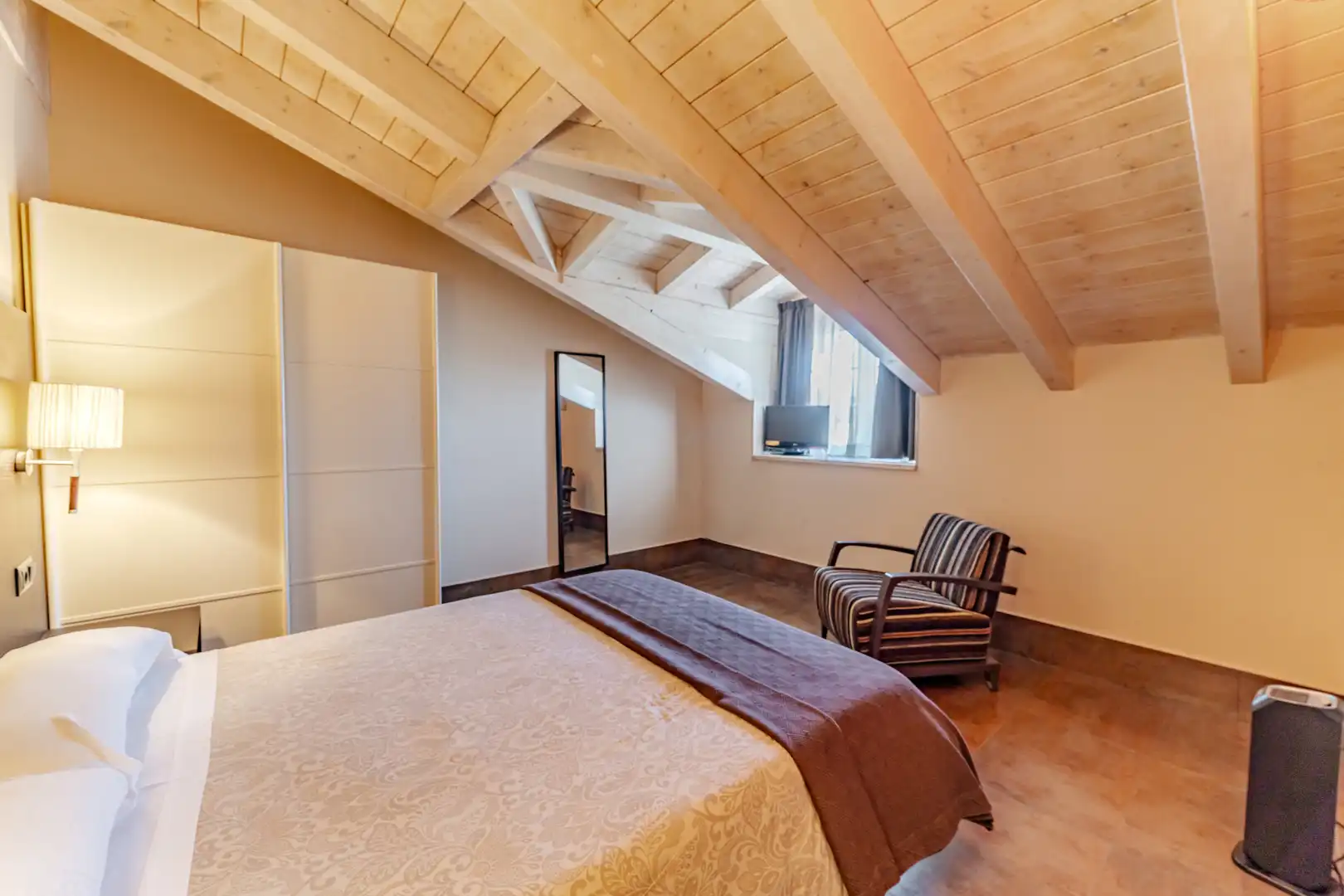 Habitación de Edificio en venta en Valle de Losa con Alarma