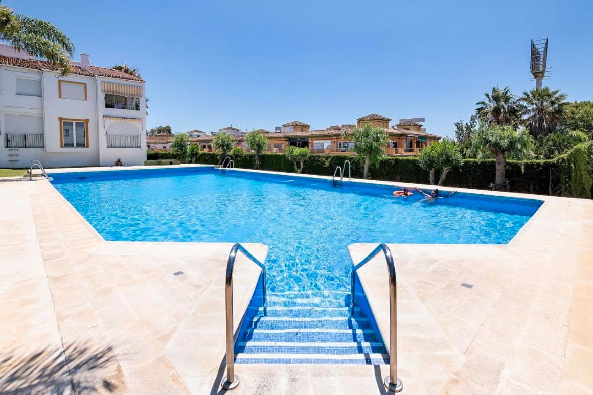 Piscina de Apartament en venda en Estepona amb Aire condicionat, Calefacció i Jardí privat