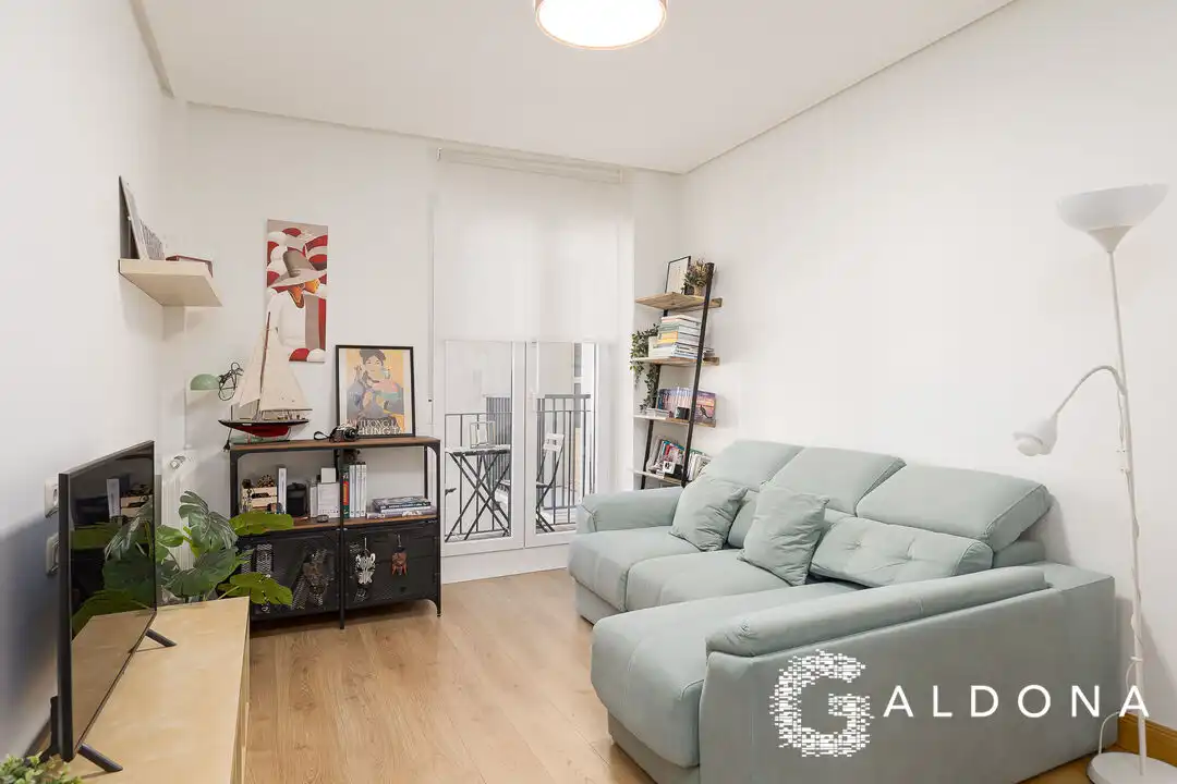 Sala d'estar de Pis en venda en Donostia - San Sebastián  amb Calefacció, Traster i Balcó