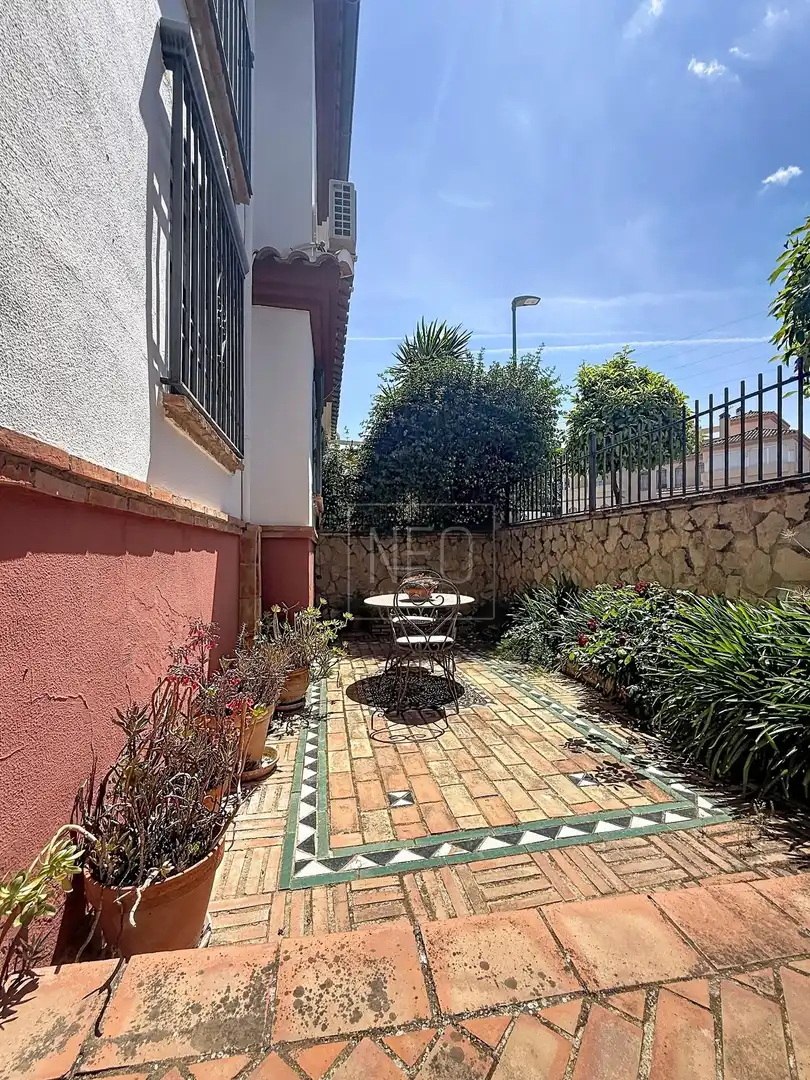 Terrasse von Einfamilien-Reihenhaus zum Verkauf in Peligros mit Klimaanlage, Heizung und Privatgarten