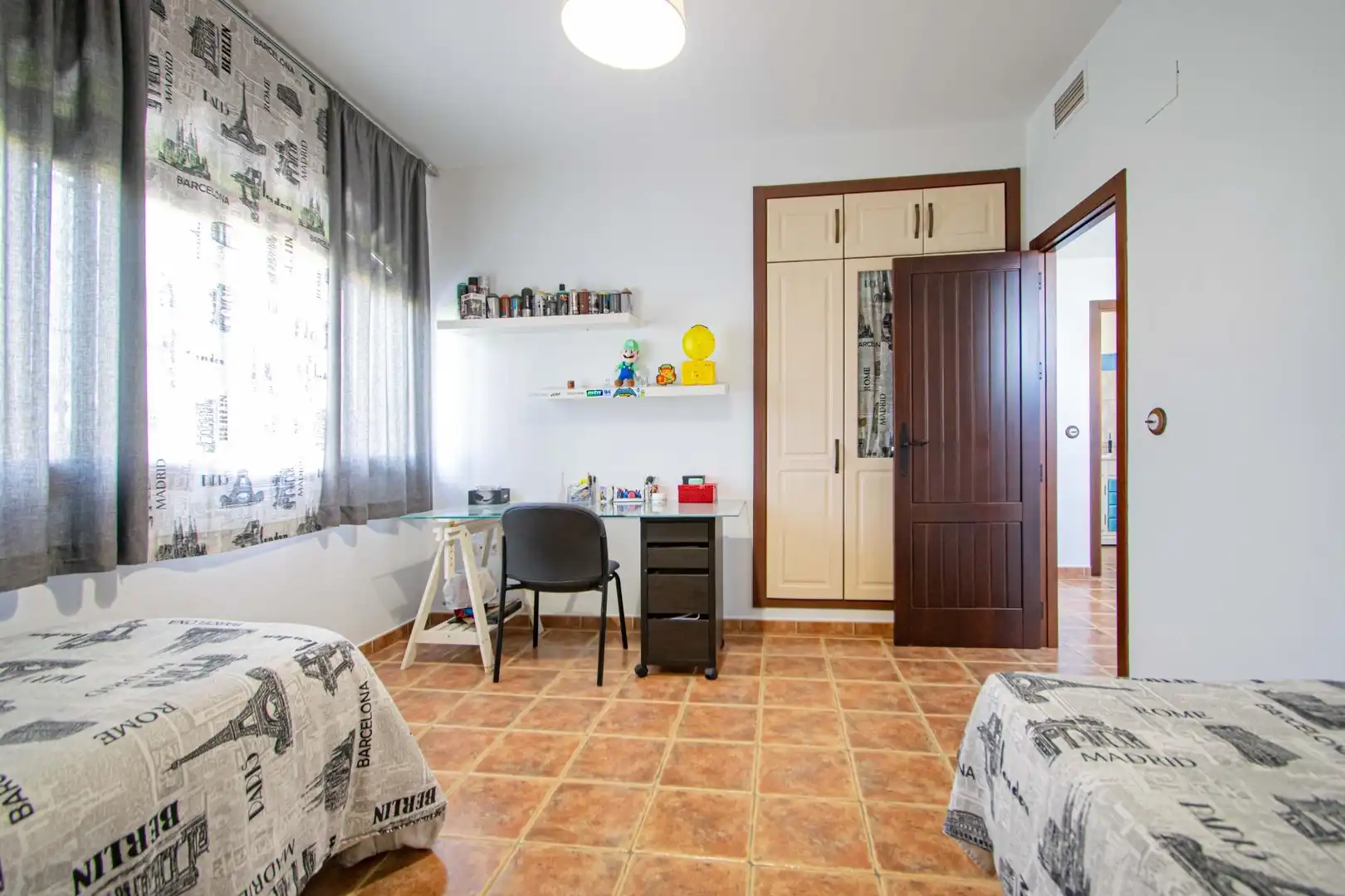 Dormitori de Casa o xalet en venda en Alcalá de Guadaira amb Aire condicionat, Jardí privat i Piscina