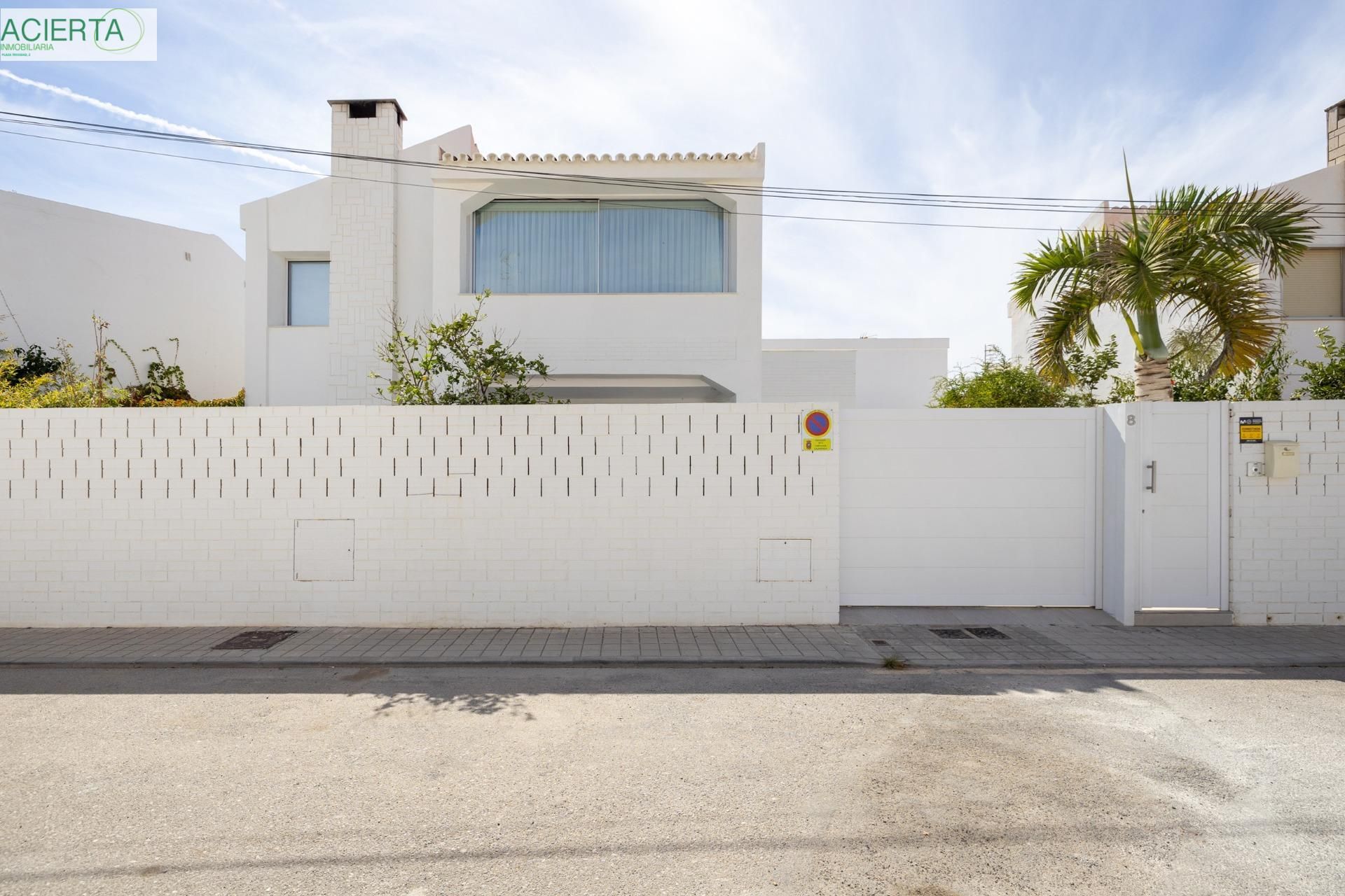 Vista exterior de Casa o xalet en venda en Motril amb Jardí privat i Terrassa