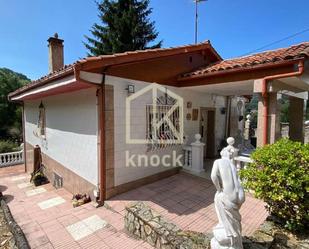 Vista exterior de Casa o xalet en venda en San Martín del Rey Aurelio amb Terrassa i Balcó