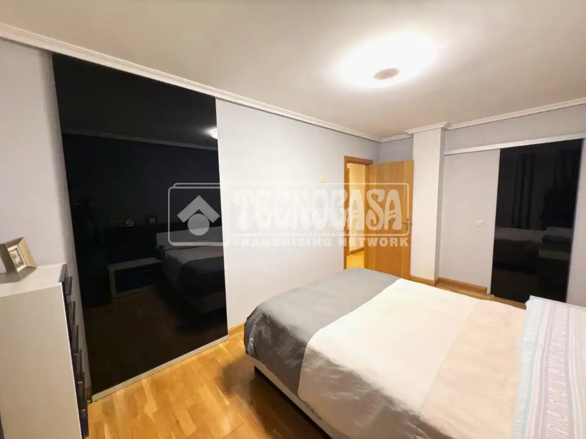 Schlafzimmer von Wohnung zum Verkauf in Cuenca mit Klimaanlage und Parkett