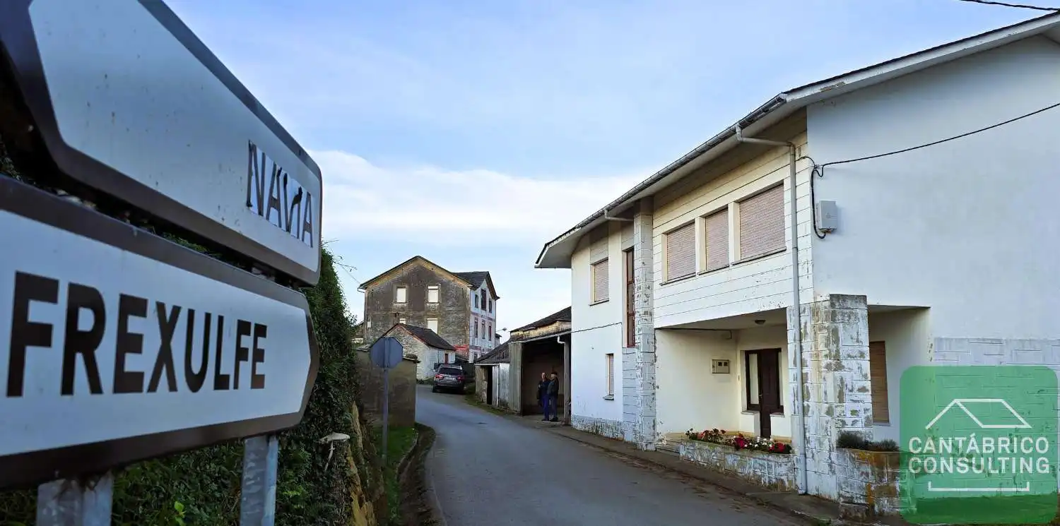 Außenansicht von Haus oder Chalet zum Verkauf in Navia mit Heizung