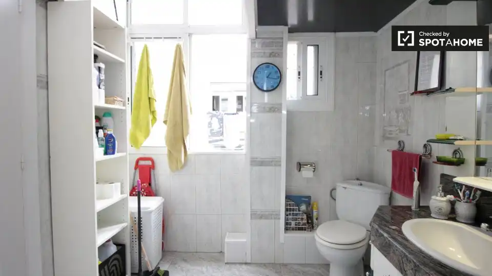 Bathroom of Flat for share in Barcelona  with Air Conditioner and Terrace