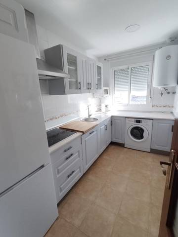 Piso en Alquiler en Calle Banda Playa, 68 en V Centenario - Piletas - Capuchinos