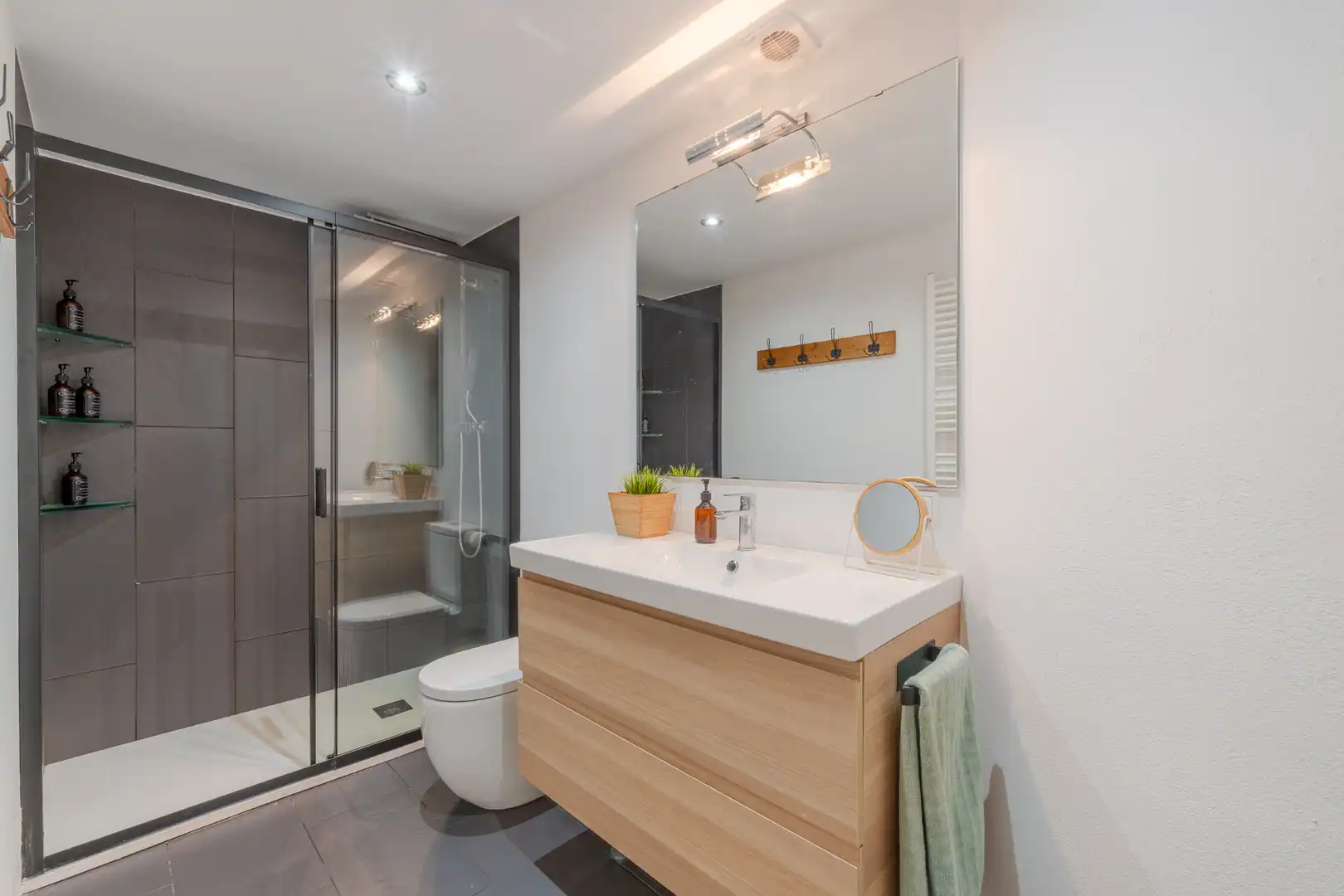Badezimmer von Wohnung zum Verkauf in Girona mit Klimaanlage, Heizung und Parkett