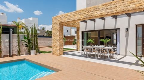 Villa moderna en venta en Ciudad Quesada, una urbanización popular en la Costa Blanca Sur. La villa está construida en la parcela, imatge 2