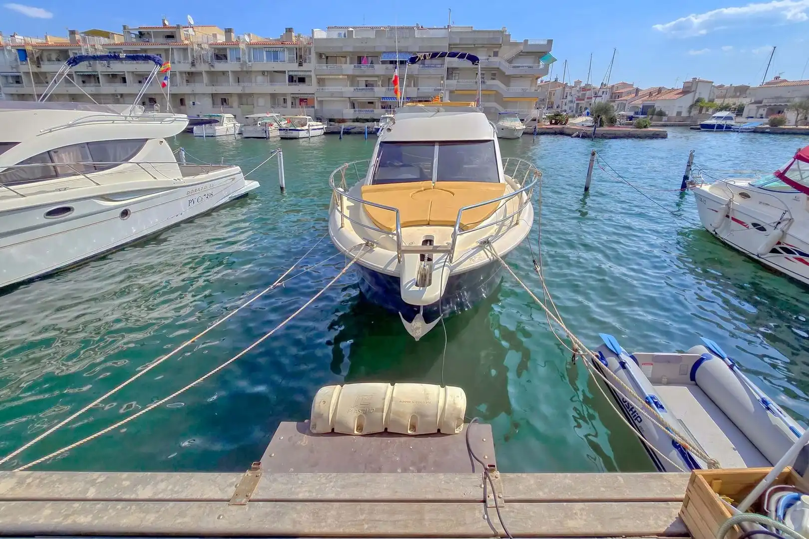 Parkplatz von Einfamilien-Reihenhaus zum Verkauf in Empuriabrava mit Klimaanlage, Heizung und Terrasse
