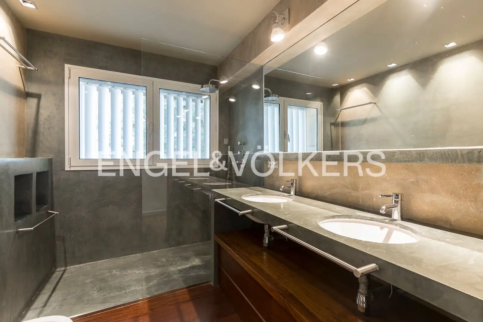 Baño de Apartamento de alquiler en Barcelona con Calefacción, Parquet y Terraza