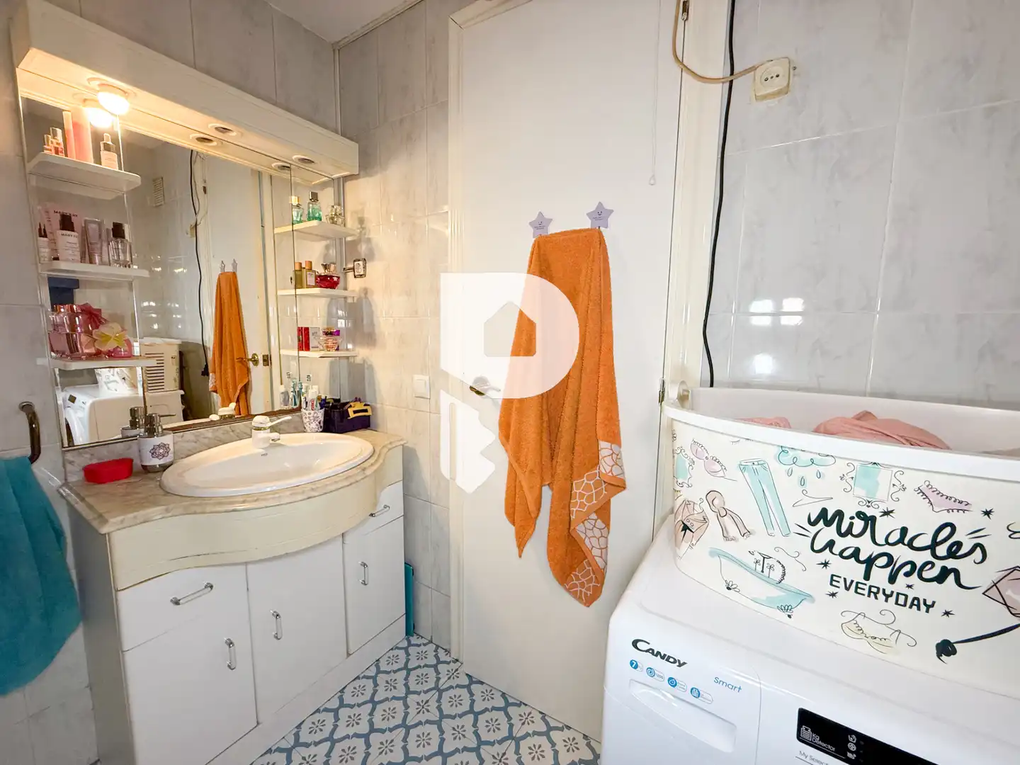 Badezimmer von Wohnung zum Verkauf in Sant Vicenç Dels Horts mit Heizung, Abstellraum und Fernseher