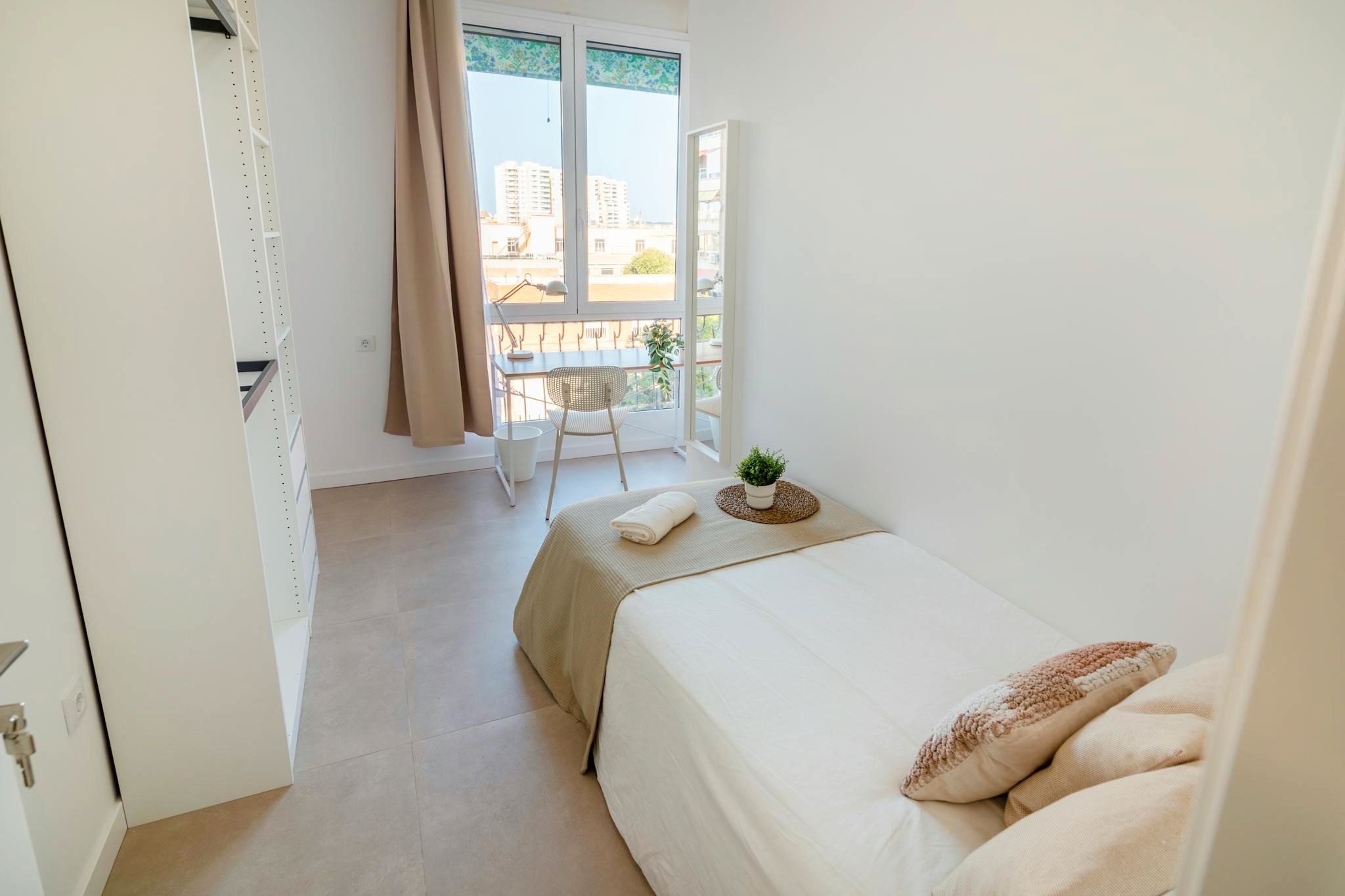 Bedroom of Flat to share in  Valencia Capital  with Air Conditioner and Washing machine