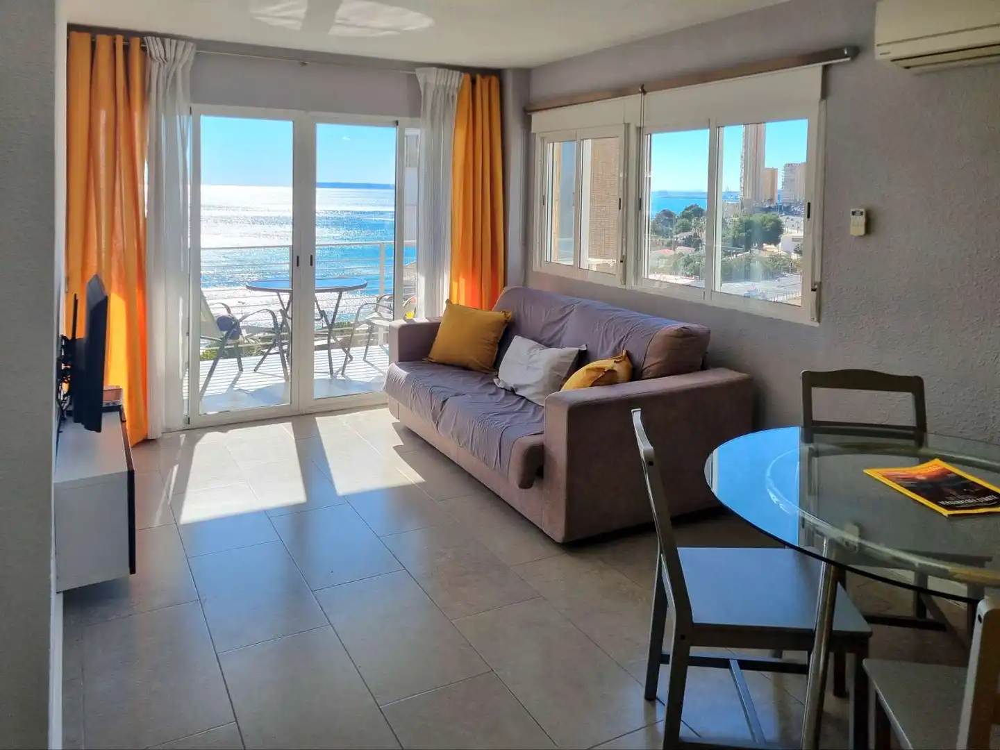 Sala d'estar de Apartament per a compartir en Alicante / Alacant amb Aire condicionat, Terrassa i Moblat