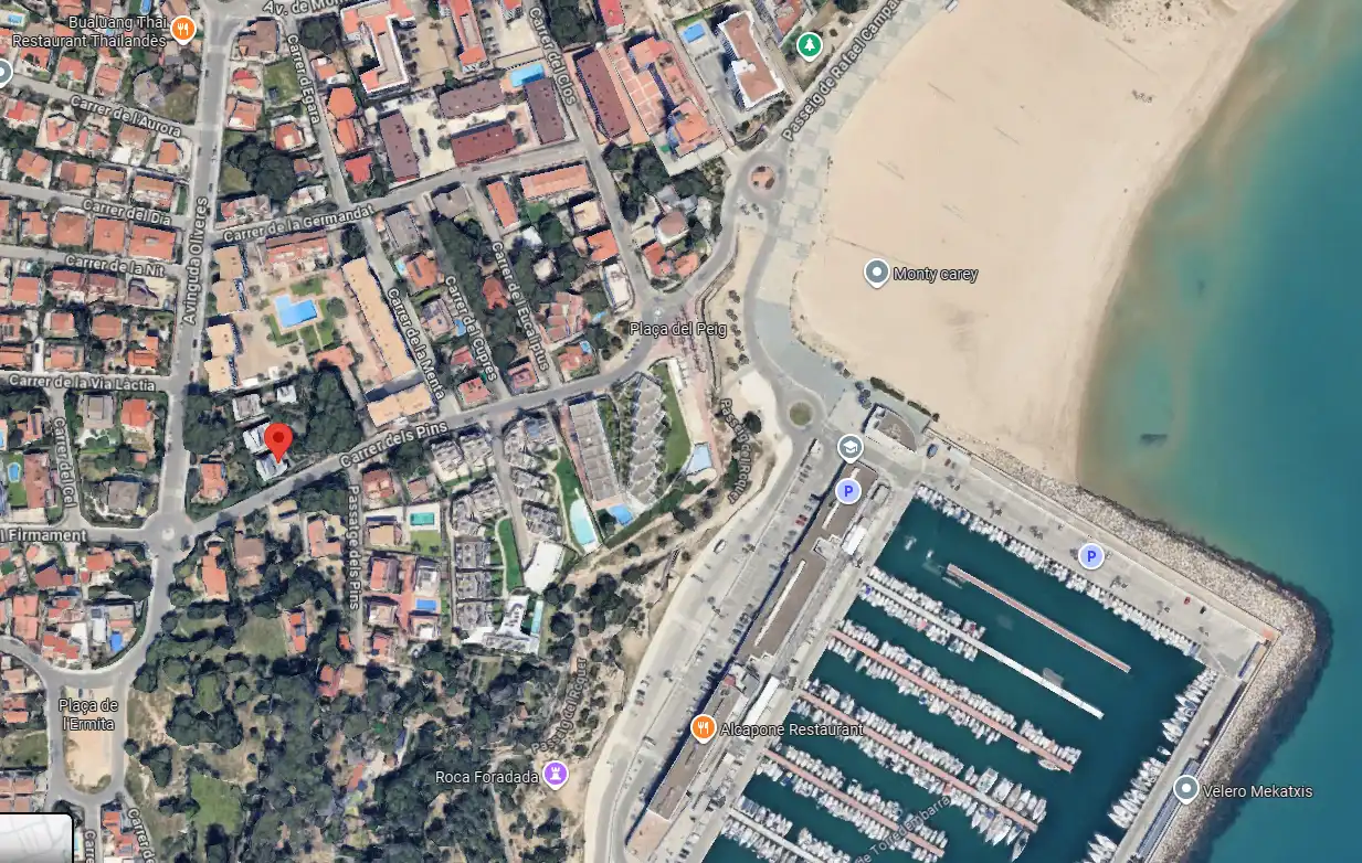 Parkplatz von Einfamilien-Reihenhaus zum Verkauf in Torredembarra mit Heizung, Privatgarten und Terrasse