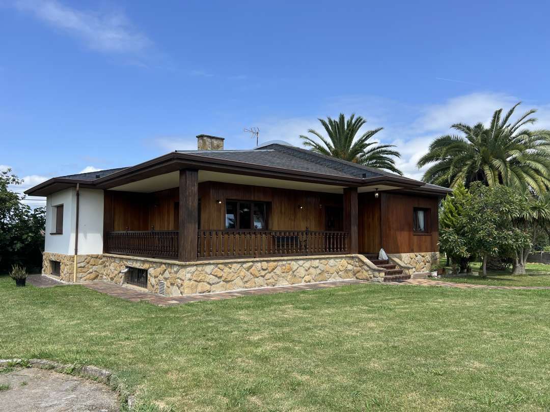 Vista exterior de Casa o xalet en venda en Oviedo  amb Calefacció, Jardí privat i Terrassa