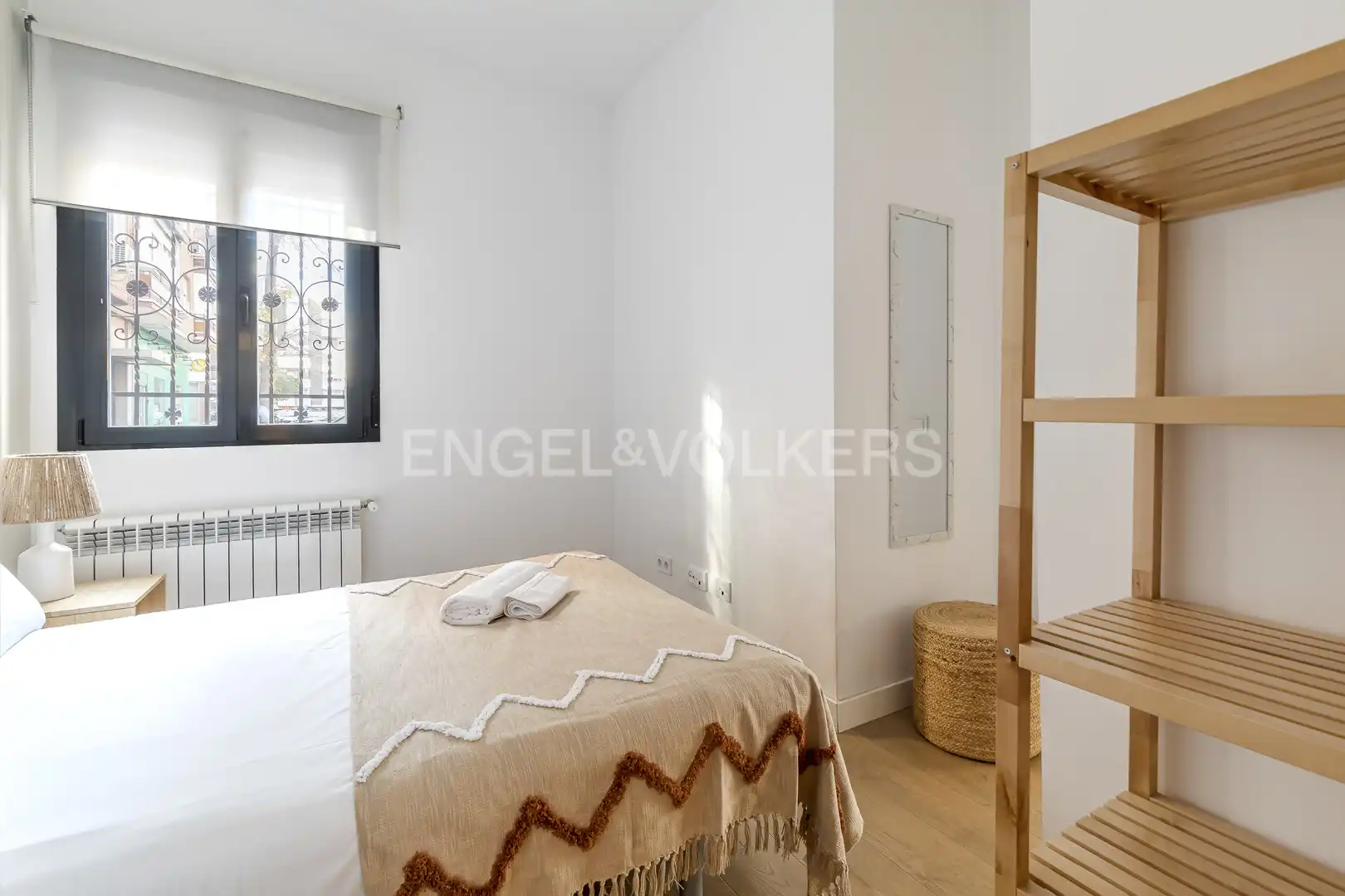 Dormitori de Apartament de lloguer en Madrid amb Aire condicionat, Calefacció i Moblat