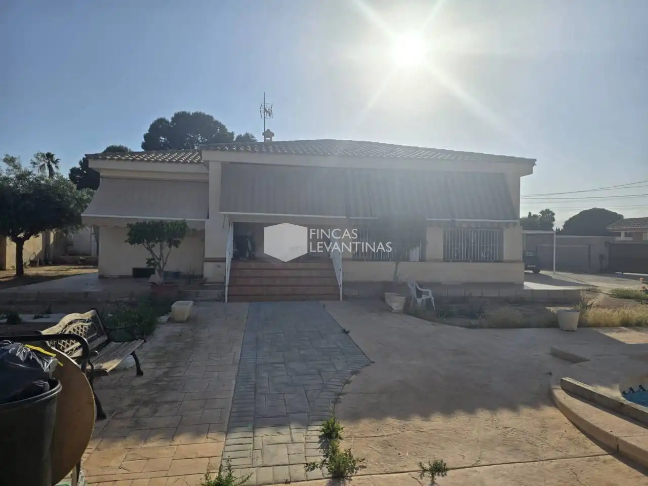 Vista exterior de Casa o xalet en venda en Alicante / Alacant amb Jardí privat, Terrassa i Piscina