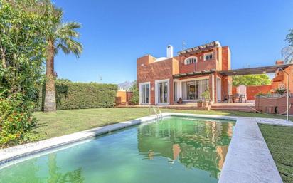 Jardí de Casa o xalet en venda en Marbella amb Aire condicionat, Terrassa i Piscina