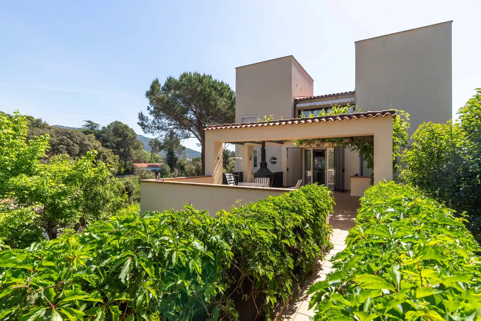 Vista exterior de Casa o xalet en venda en Castellar del Vallès amb Aire condicionat, Calefacció i Jardí privat
