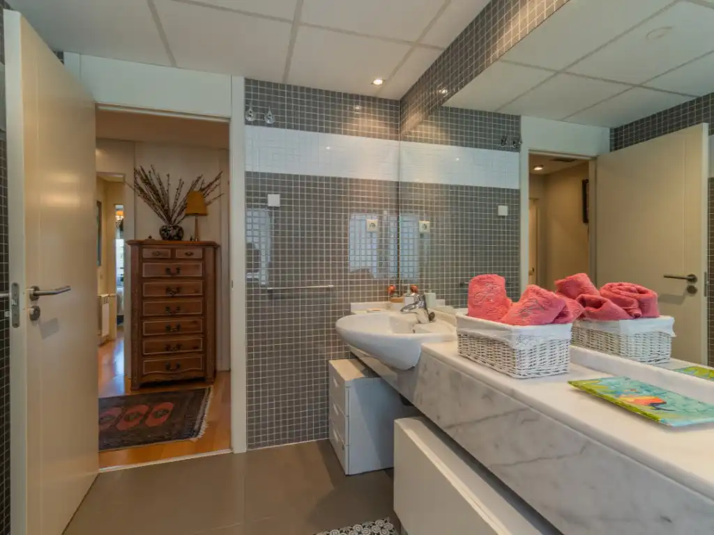 Bany de Dúplex de lloguer en Majadahonda amb Jardí privat, Terrassa i Piscina