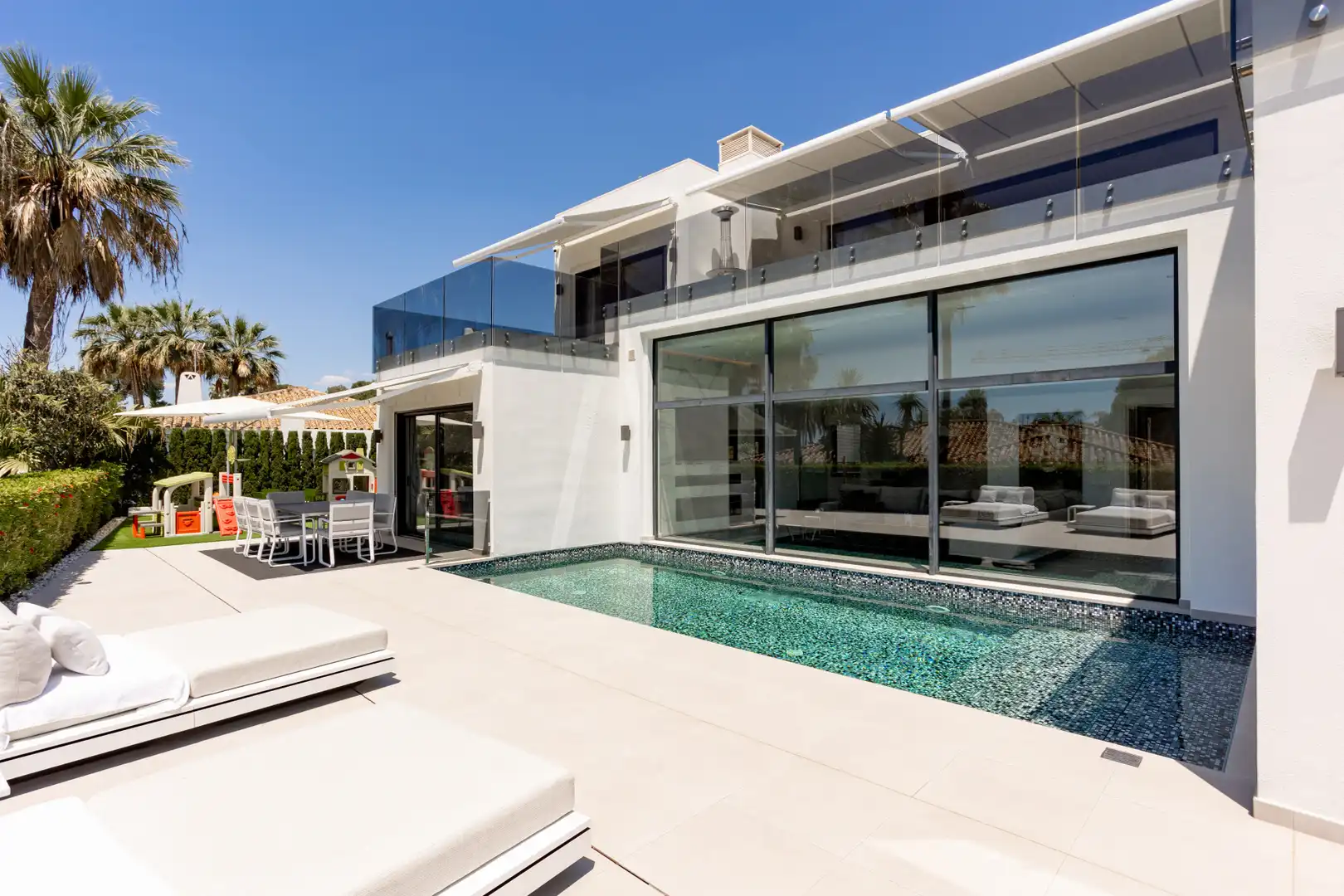 Vista exterior de Casa o xalet en venda en Marbella amb Aire condicionat, Jardí privat i Terrassa