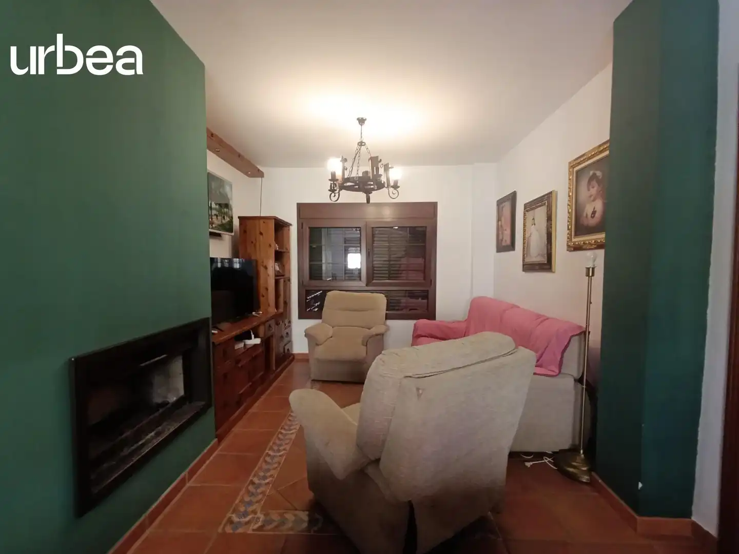 Sala d'estar de Casa adosada en venda en Pizarra amb Aire condicionat, Terrassa i Jacuzzi