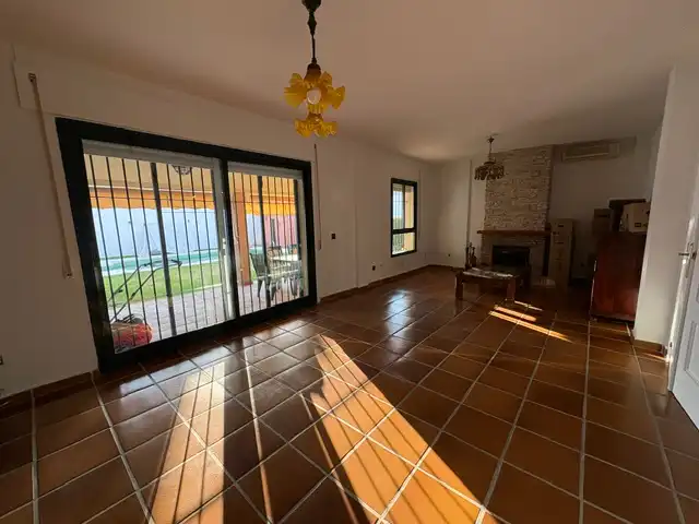 Sala de estar de Casa adosada en venta en Algeciras con Aire acondicionado, Jardín privado y Terraza