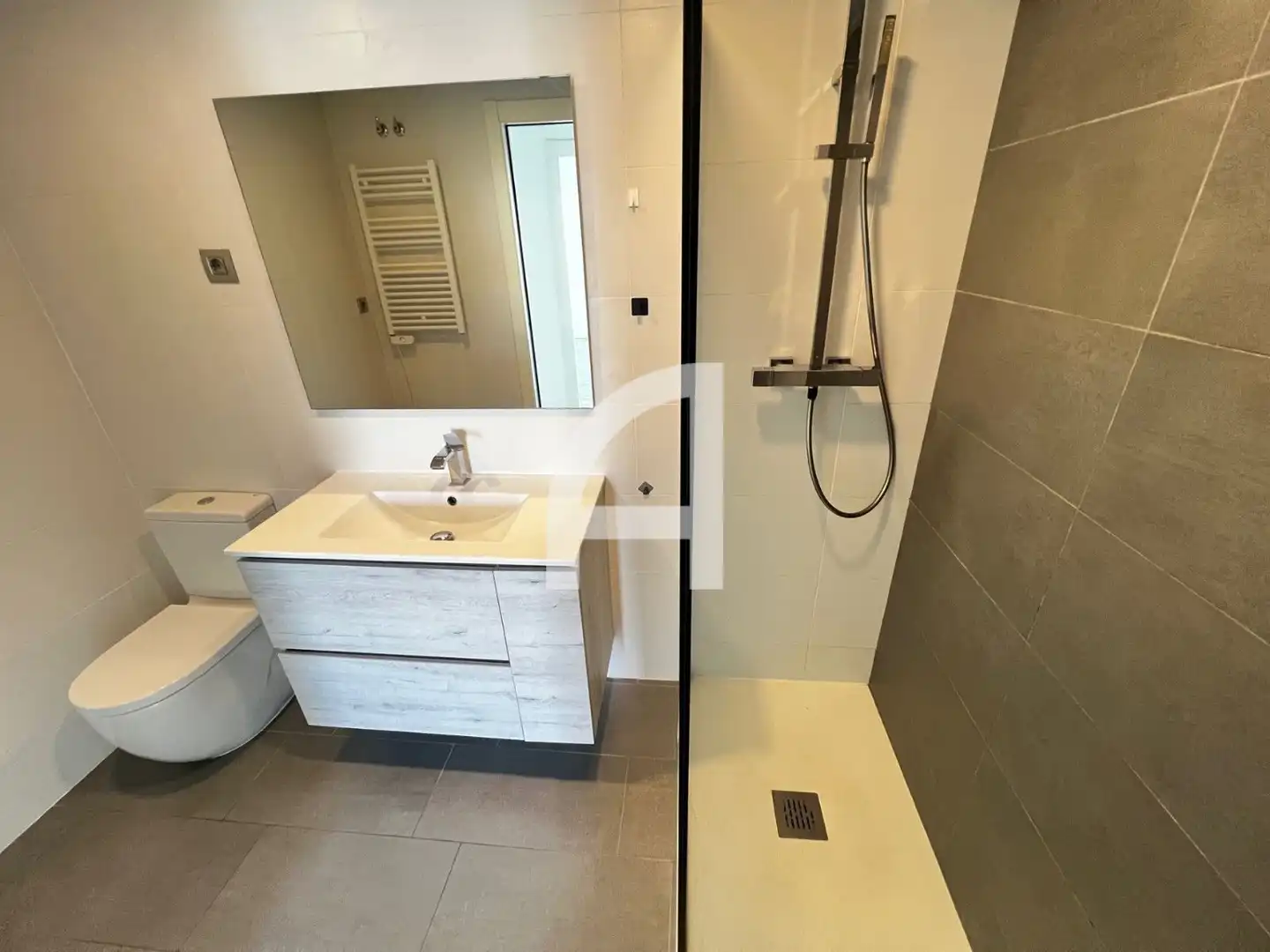 Badezimmer von Wohnung zur Miete in Sitges mit Klimaanlage, Heizung und Parkett