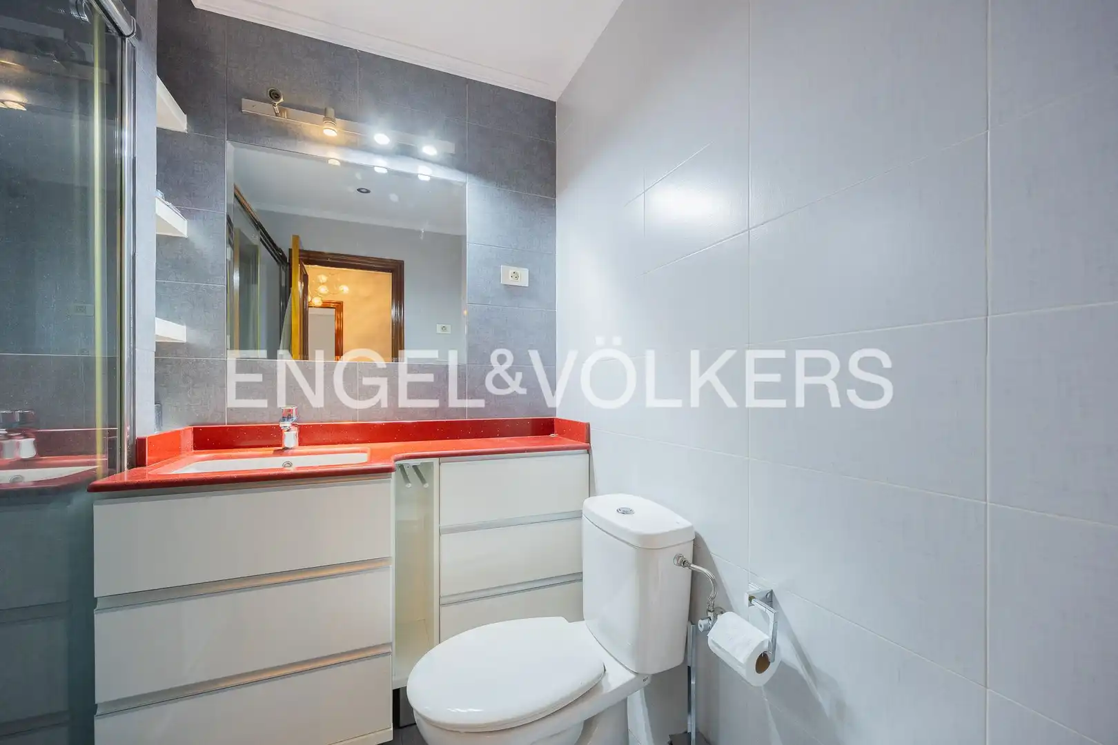 Badezimmer von Wohnung zum Verkauf in Bilbao  mit Heizung, Parkett und Balkon