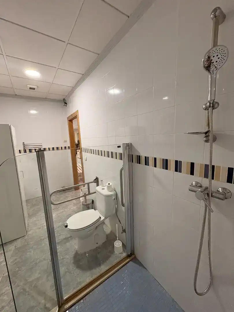 Badezimmer von Erdgeschoss zur Miete in Silla mit Klimaanlage, Abstellraum und Möbliert