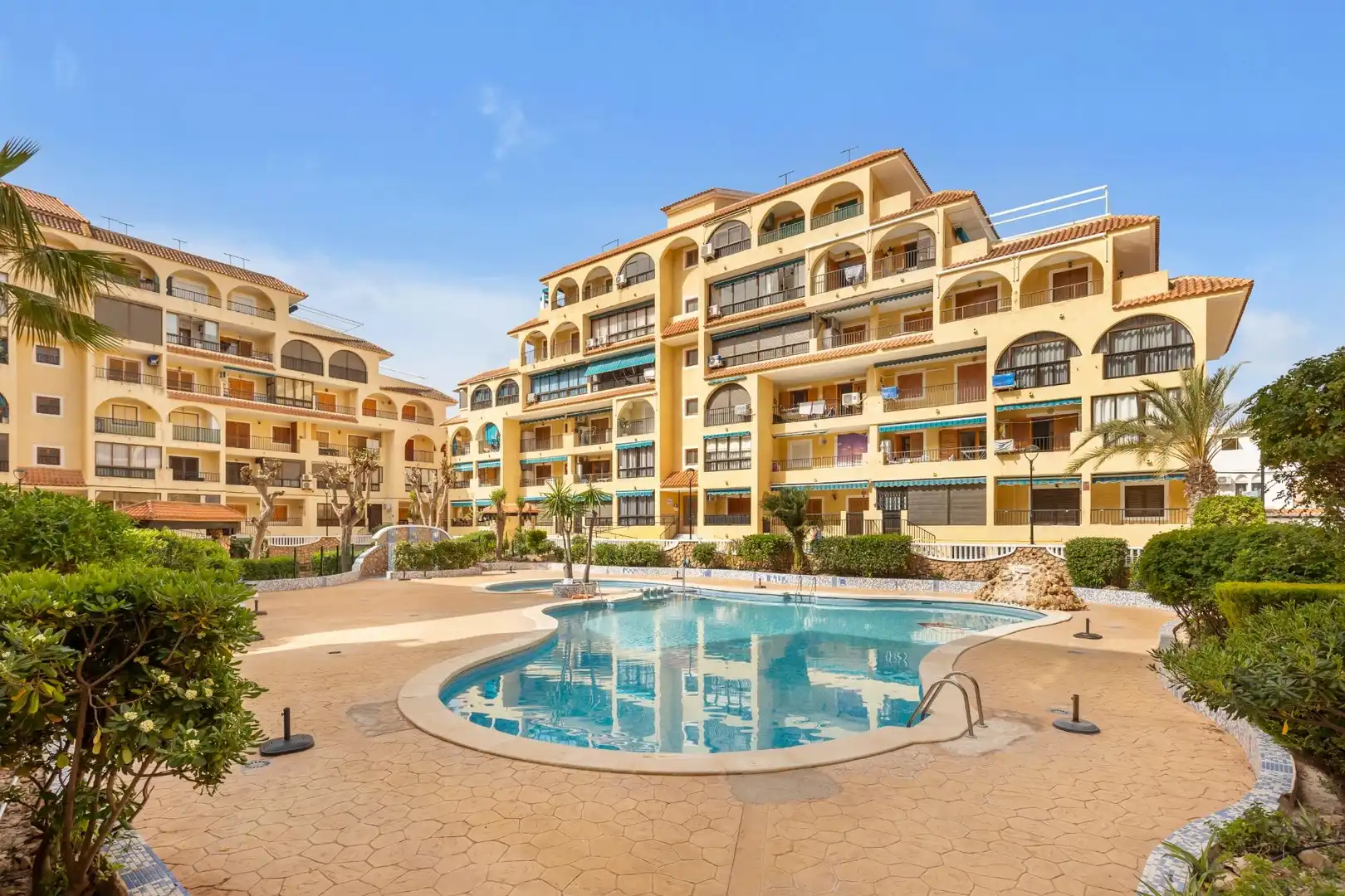 Vista exterior de Planta baixa en venda en Torrevieja amb Aire condicionat, Traster i Piscina