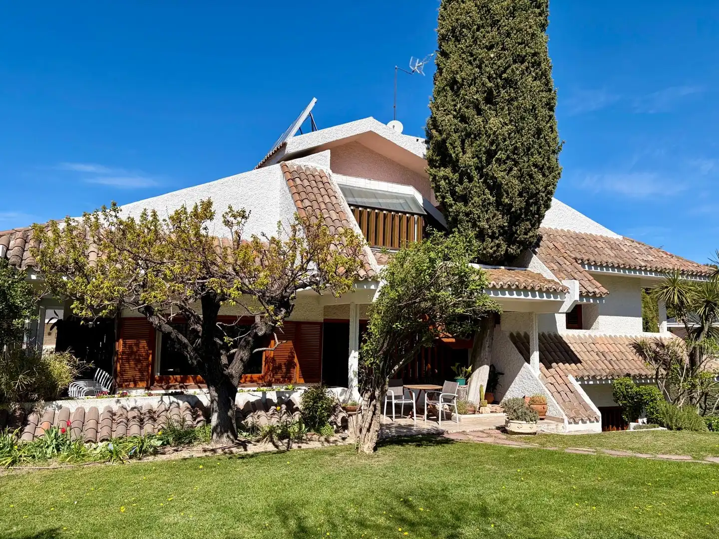 Vista exterior de Casa o xalet en venda en Majadahonda amb Calefacció, Jardí privat i Parquet