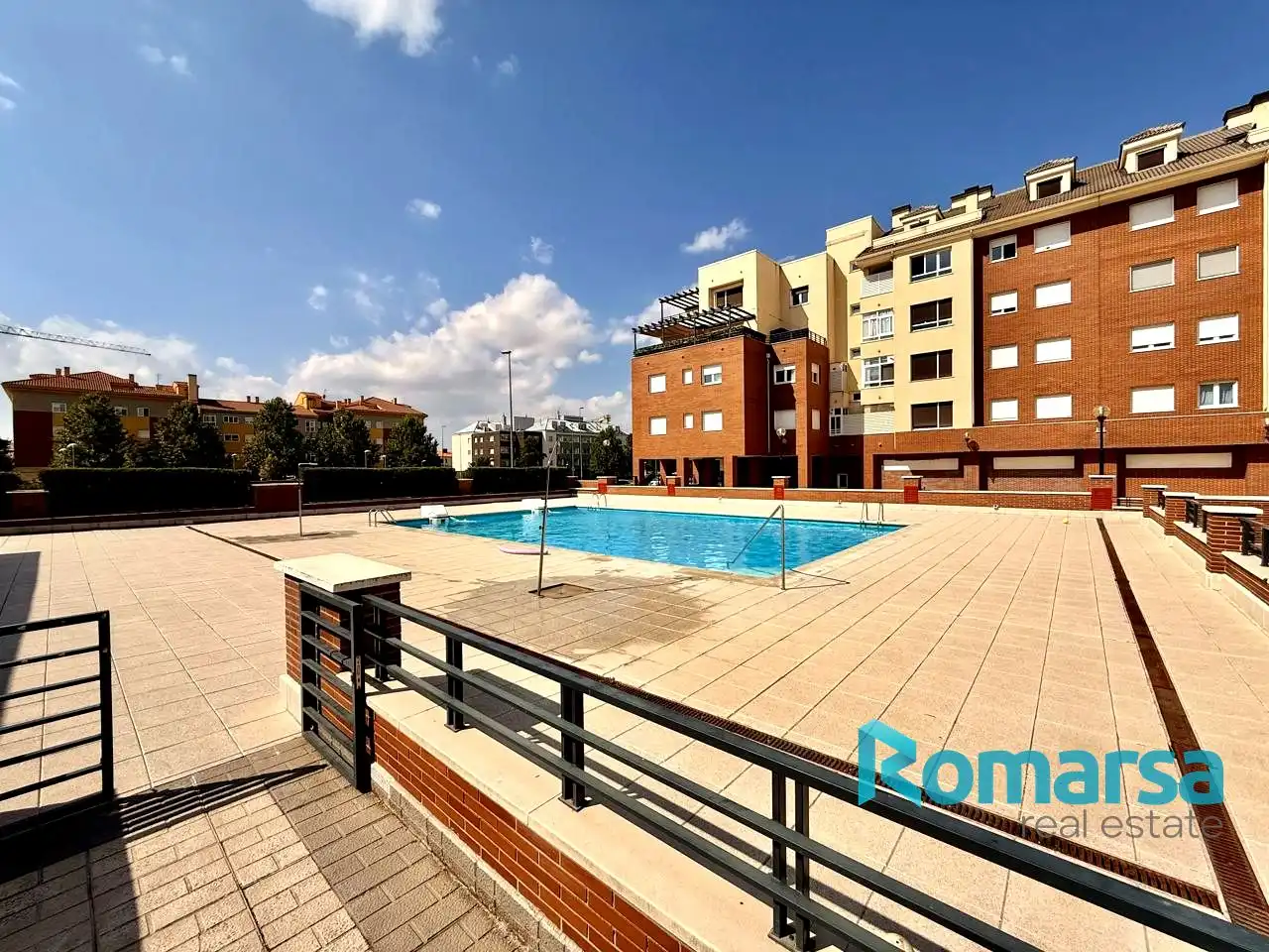 Flat with pool for sale in Calle Dalia