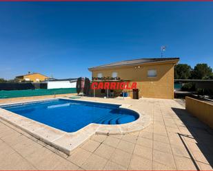 Vista exterior de Casa o xalet en venda en Fuensalida amb Terrassa, Traster i Piscina