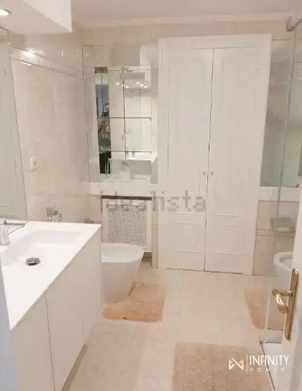 Bany de Apartament de lloguer en Bilbao  amb Aire condicionat, Calefacció i Balcó