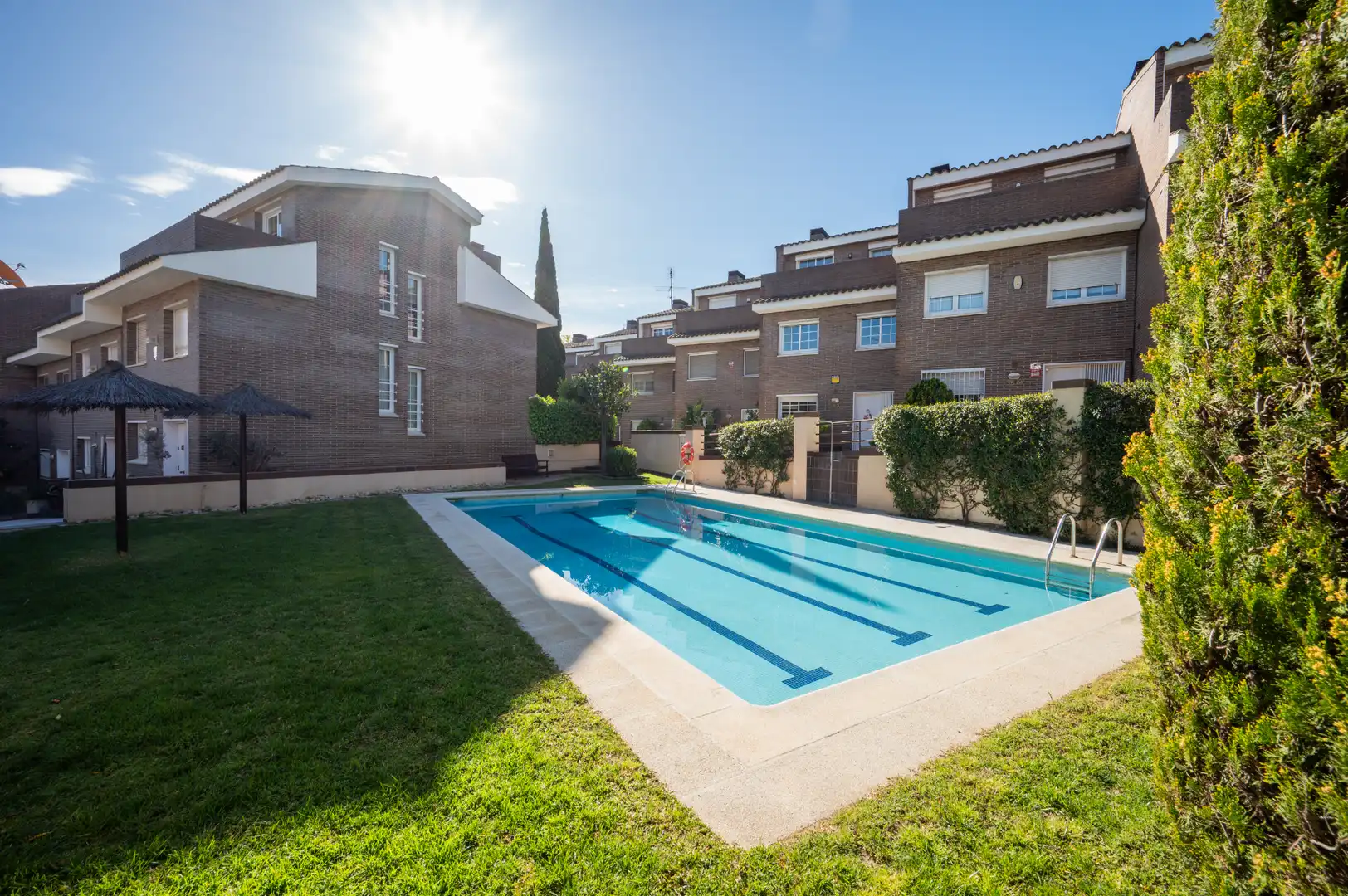 Piscina de Casa adosada en venda en Sant Cugat del Vallès amb Aire condicionat, Calefacció i Jardí privat