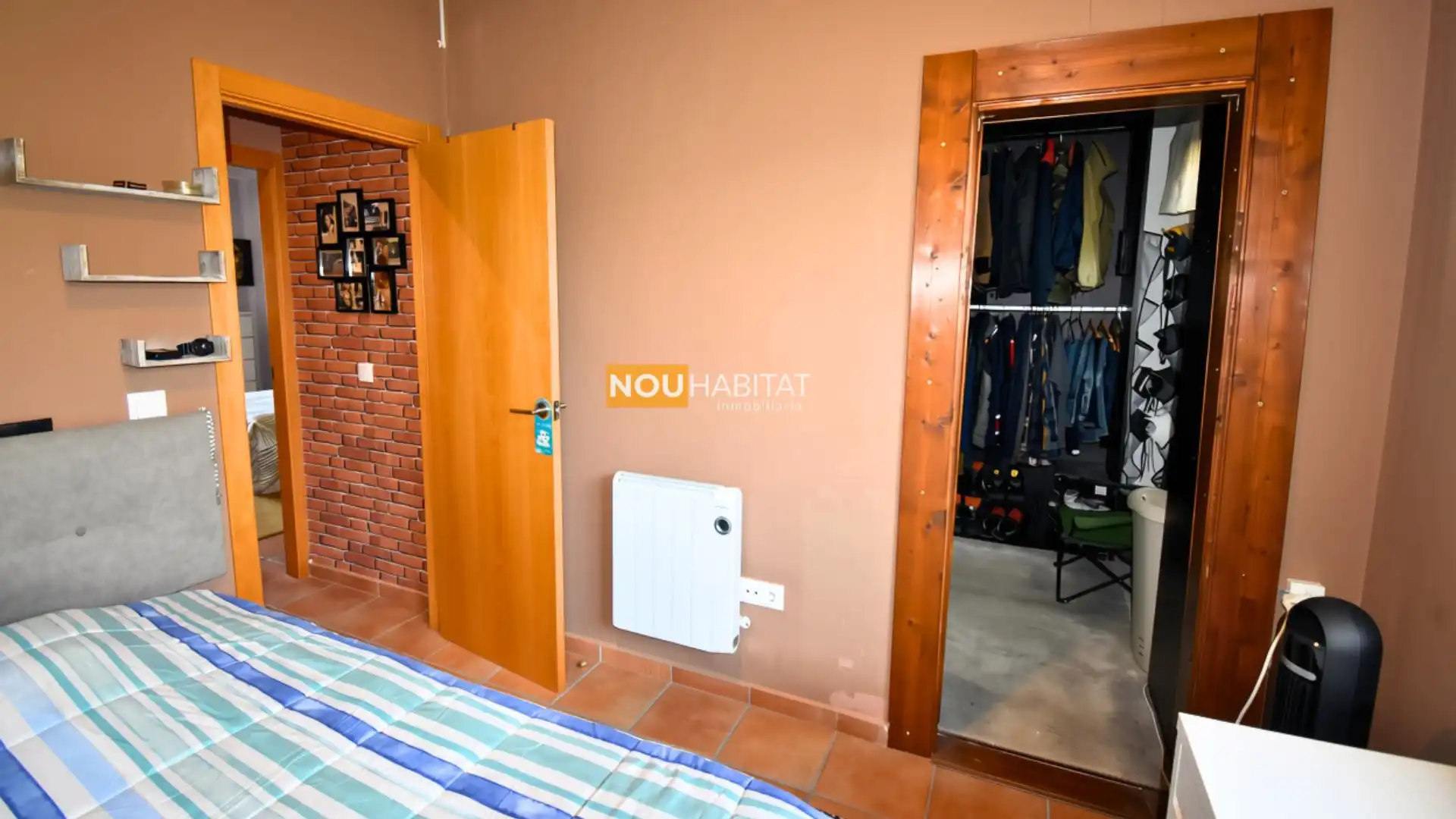 Casa aparellada amb piscina en venda a Montserrat, imagen 9
