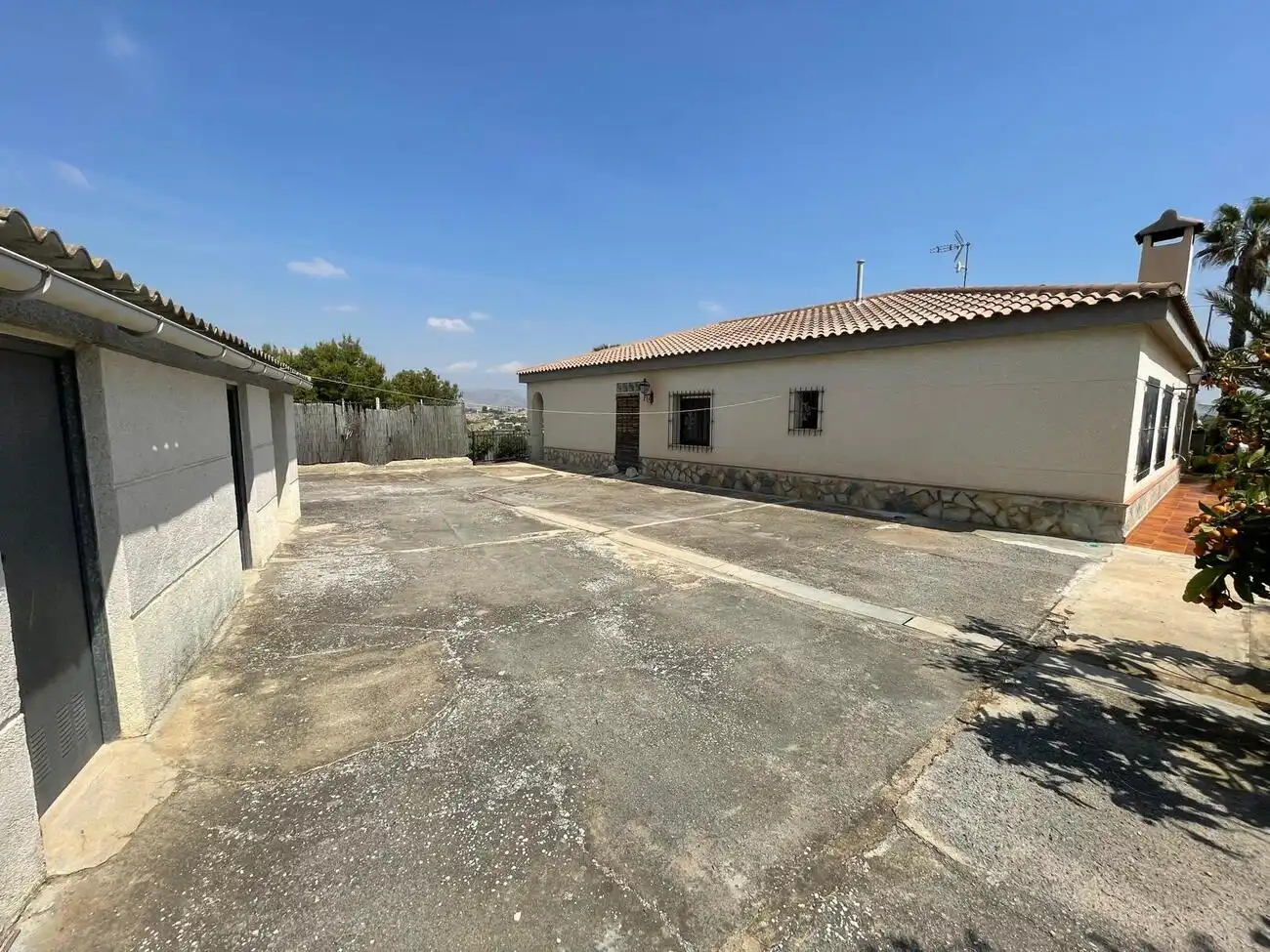 Vista exterior de Casa o xalet en venda en Alicante / Alacant amb Piscina