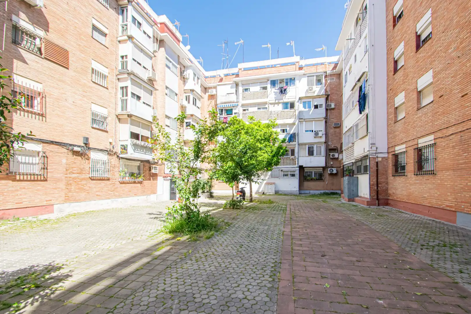 Exterior view of Flat for sale in Sevilla  with Furnished