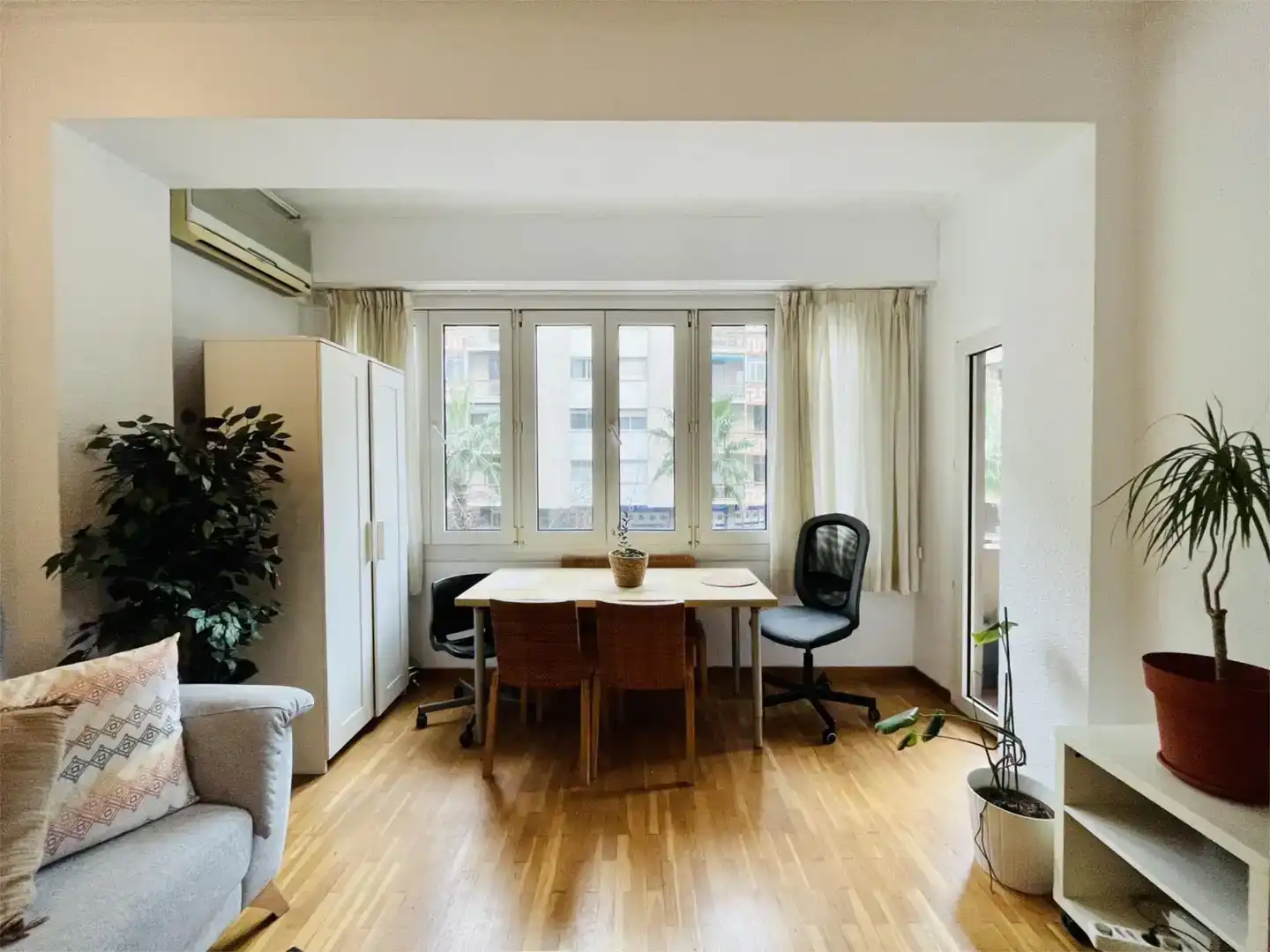 Dining room of Flat for share in Gràcia