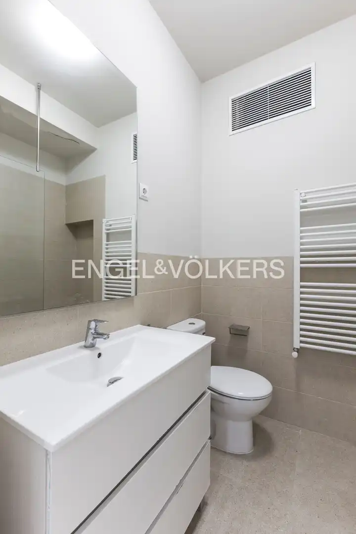 Badezimmer von Wohnung zur Miete in Madrid mit Klimaanlage, Heizung und Parkett