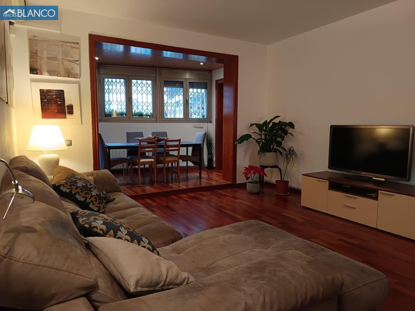 Sala d'estar de Pis en venda en L'Hospitalet de Llobregat amb Aire condicionat, Calefacció i Parquet