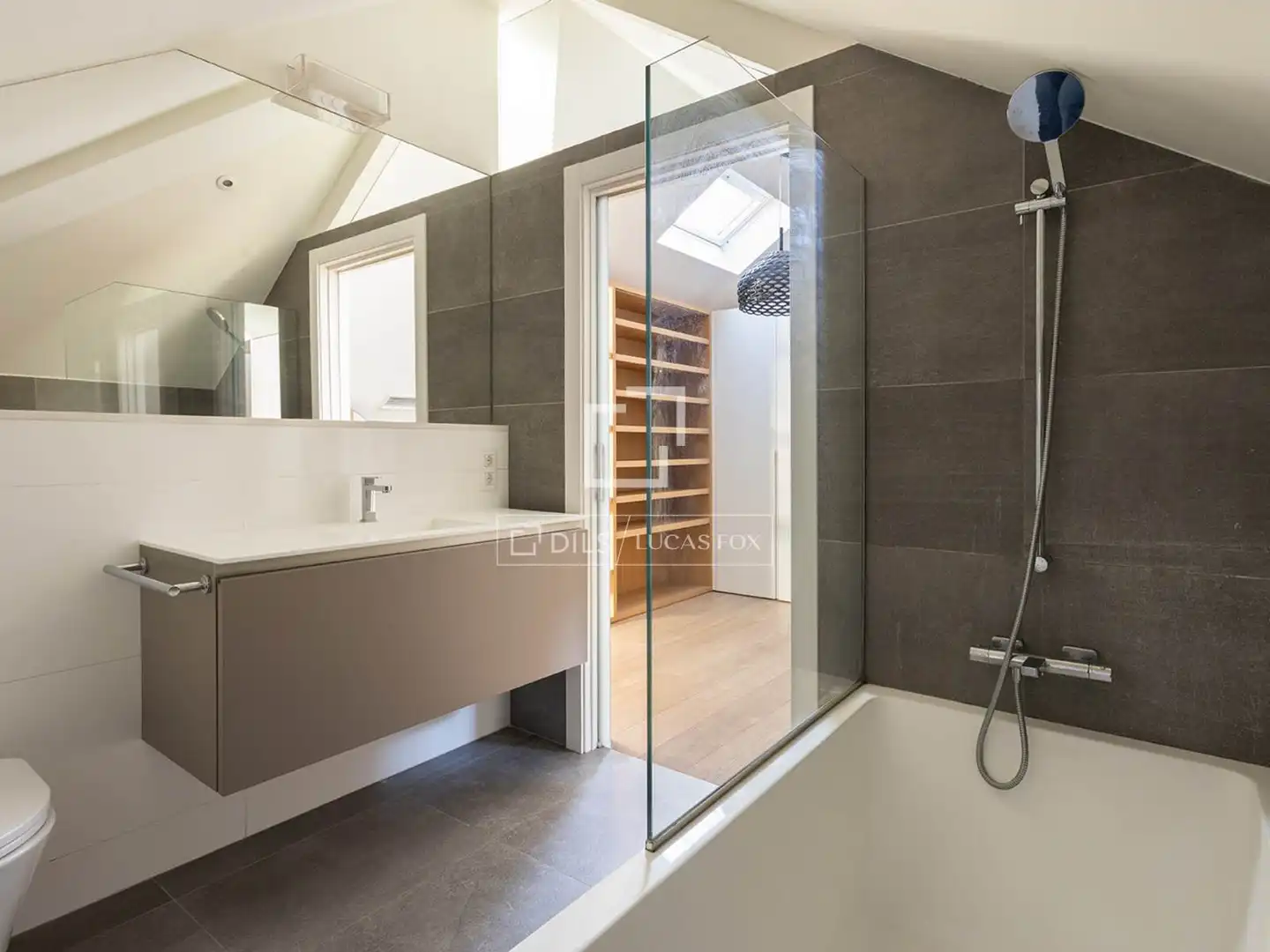 Badezimmer von Wohnung zum Verkauf in Barcelona mit Klimaanlage und Terrasse